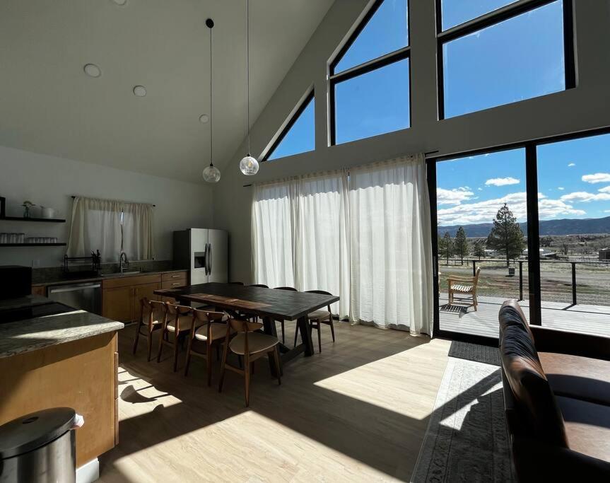 Red Rock Retreat Stunning Floor To Ceiling Views Villa Hatch Exterior photo